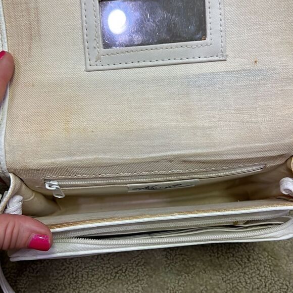 Kathy Lea Collection White Crossbody Purse w Built In Zip Wallet - Picture 4 of 8